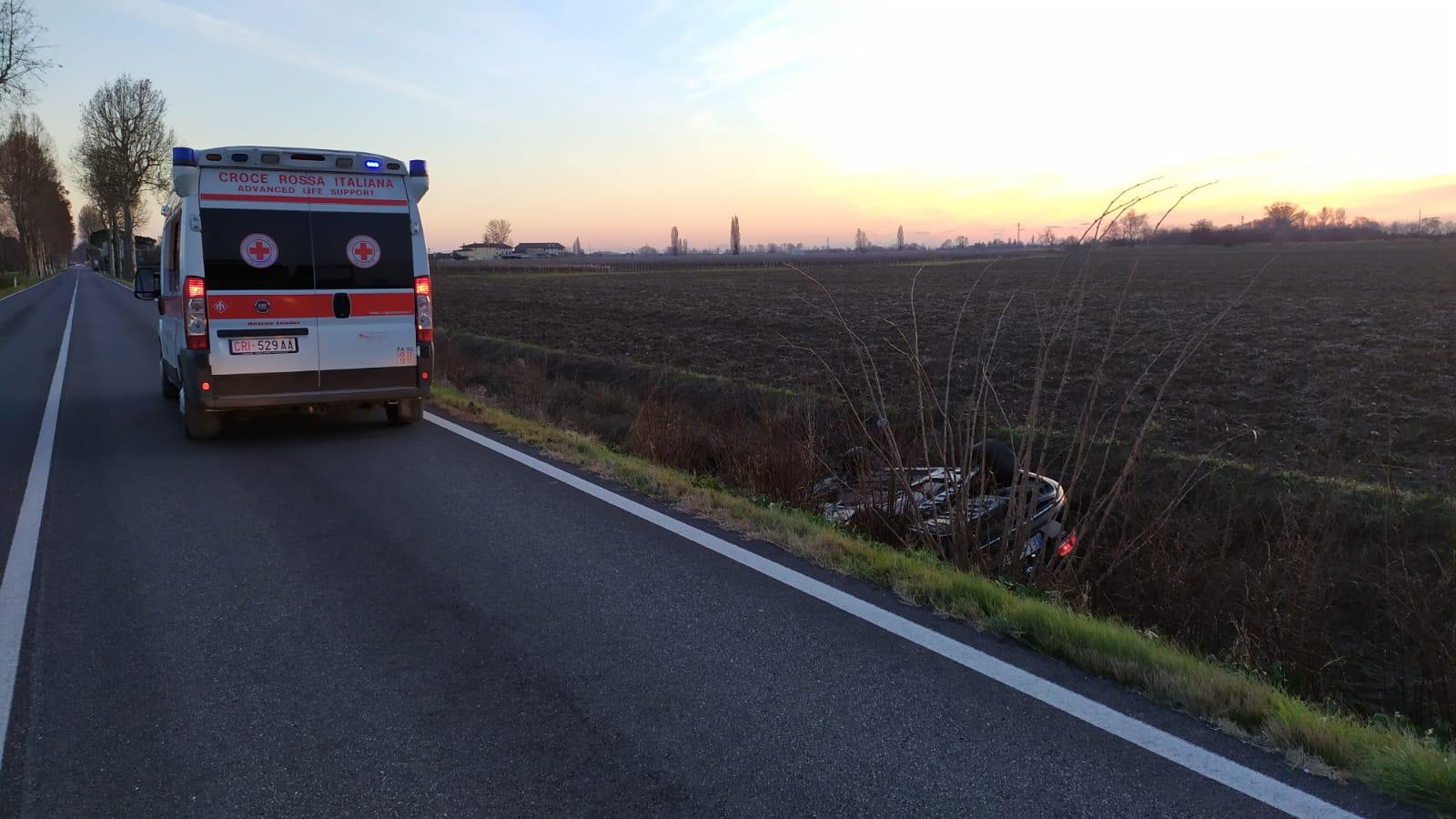 Immagine per Finisce fuori strada e si ribalta con l'auto nel fossato, paura a Terzo d'Aquileia